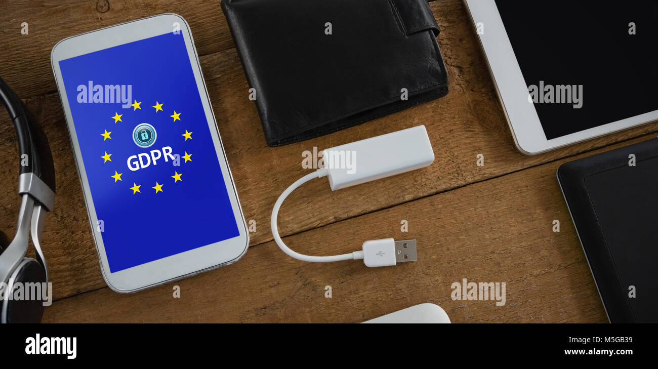 Das zusammengesetzte Bild von verschiedenen elektronischen Gadgets auf Holzbrett Stockfoto