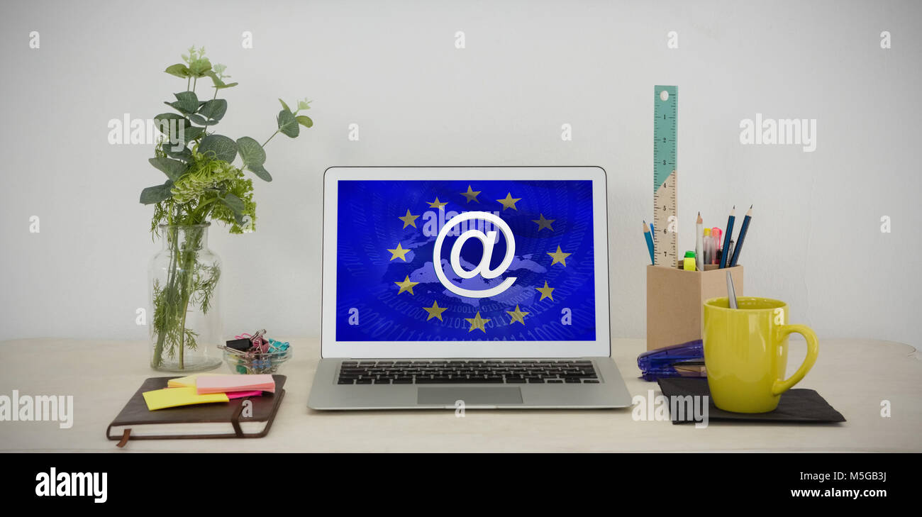 Das zusammengesetzte Bild von Laptop und verschiedene Office Zubehör auf Tisch Stockfoto