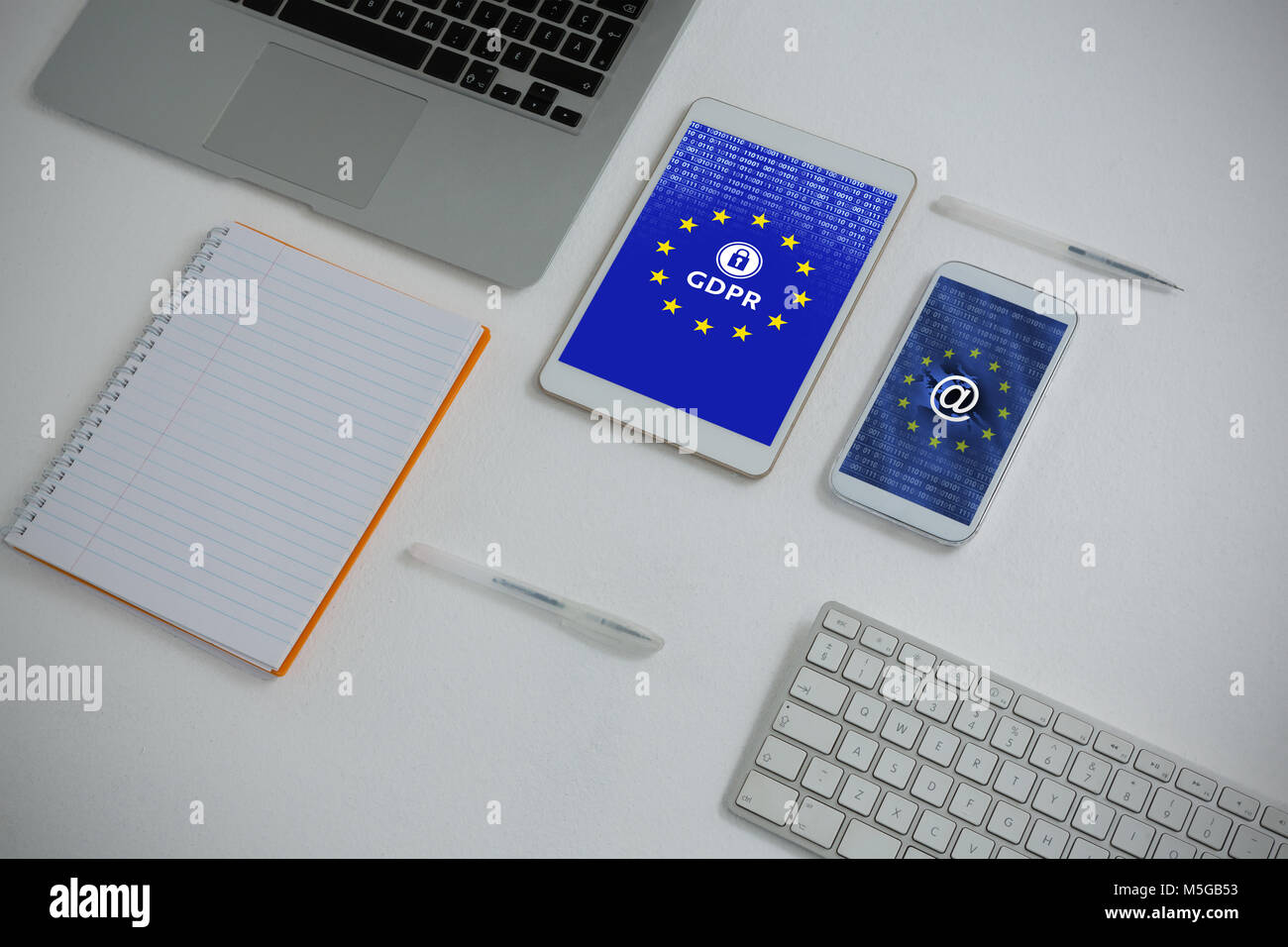 Das zusammengesetzte Bild von verschiedenen elektronischen Gadgets und Buch auf weißem Hintergrund Stockfoto