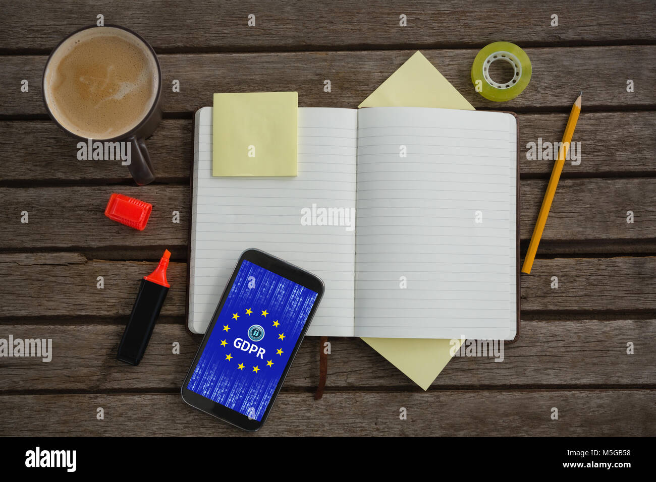 Das zusammengesetzte Bild von Veranstalter, Kaffee, Mobiltelefon und Schreibwaren auf Holzbrett Stockfoto