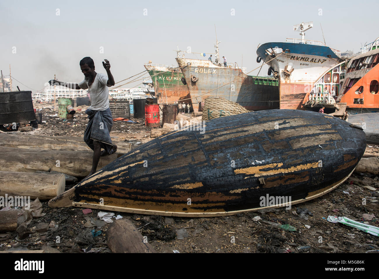 Bootsbauer der Werft. Bangladeshi Arbeiter arbeitet auf einer Fähre renoviert auf einer Werft in Keraniganj, in der Nähe von Dhaka, Bangladesch Stockfoto