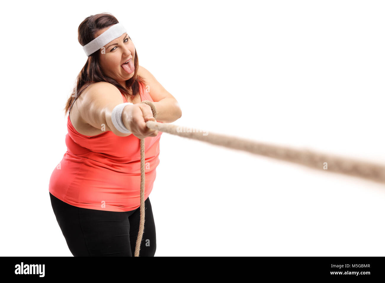 Müde übergewichtige Frau zieht ein Seil auf weißem Hintergrund Stockfoto