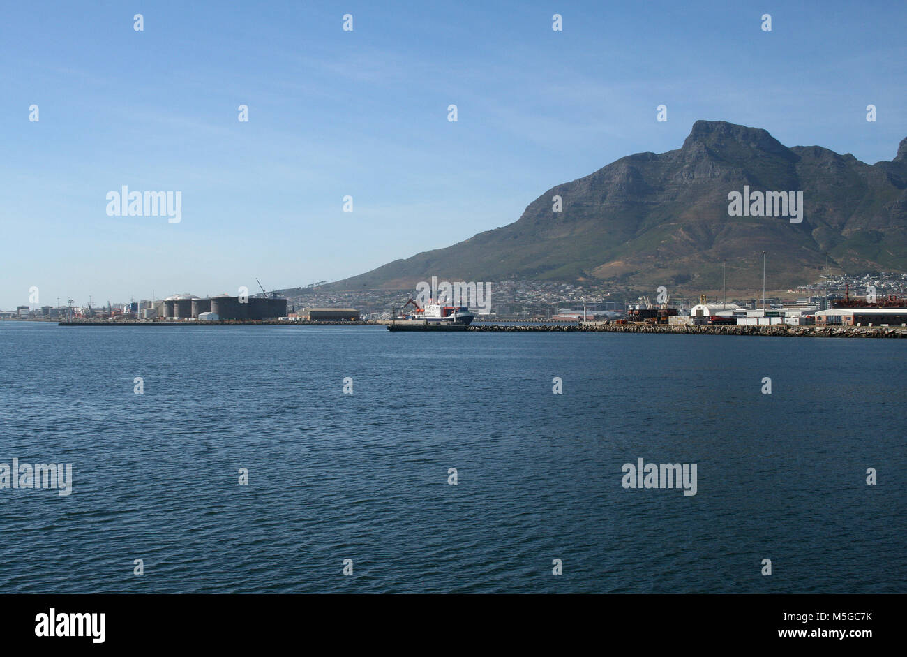 Hafen von Kapstadt und die Table Bay, Kapstadt, Südafrika Stockfoto