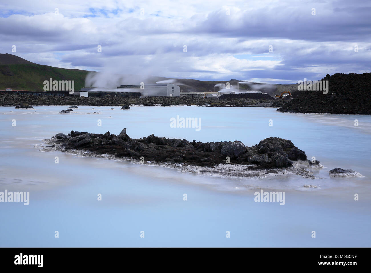 Die Blue Lagoon geothermalen Pool mit Svartsengi Kraftwerk im Hintergrund. Grindavik. Halbinsel Reykjanes. in der Nähe von Reykjavik. Island Stockfoto