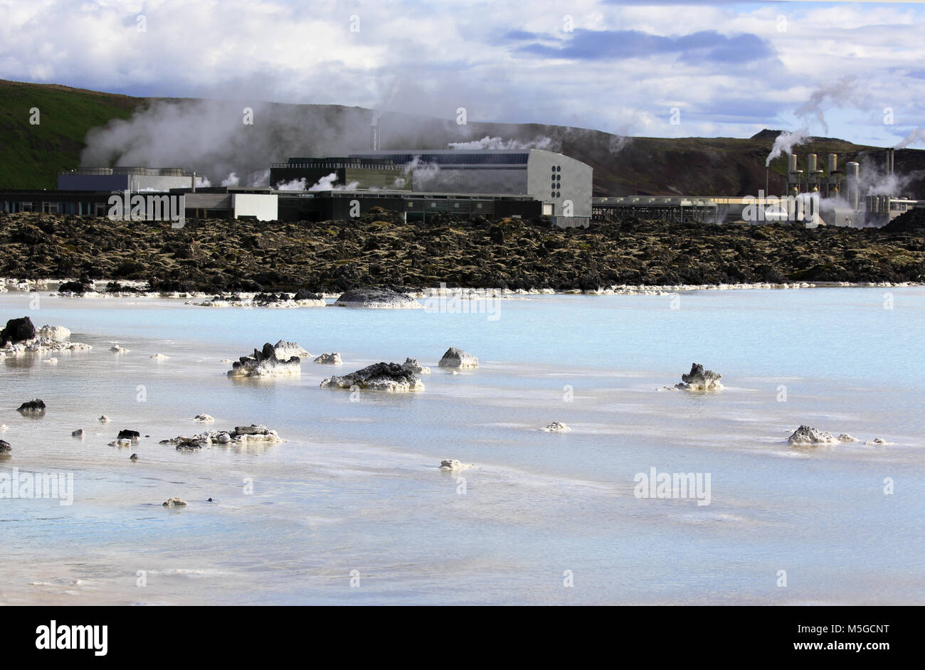 Die Blue Lagoon geothermalen Pool mit Svartsengi Kraftwerk im Hintergrund. Grindavik. Halbinsel Reykjanes. in der Nähe von Reykjavik. Island Stockfoto