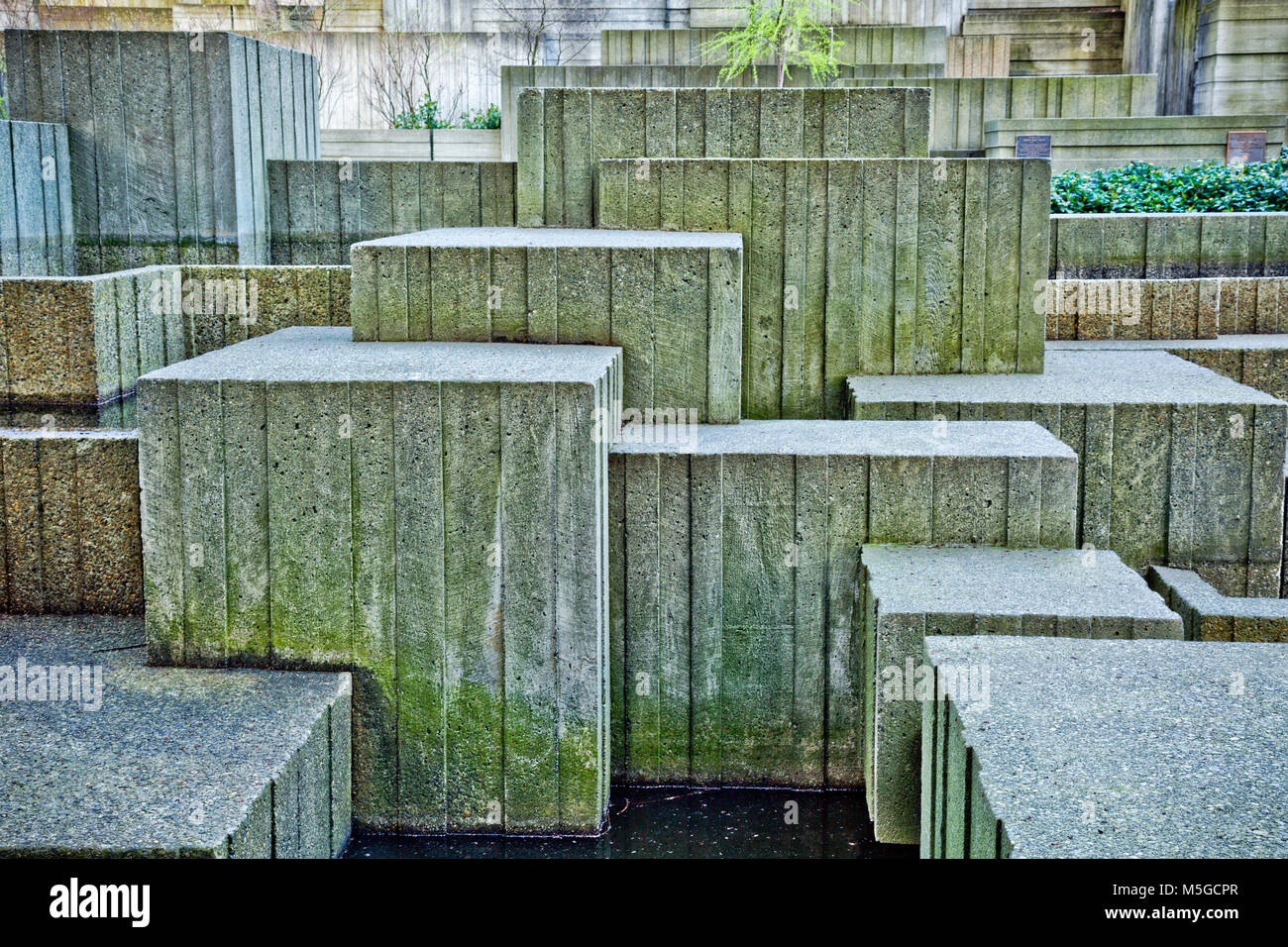 WASHINGTON - Betonsteine mit zahlreichen Linien und Winkel schaffen interessante Formen und Texturen in der Schlucht Wasserfall Gegend von Seattle. Stockfoto