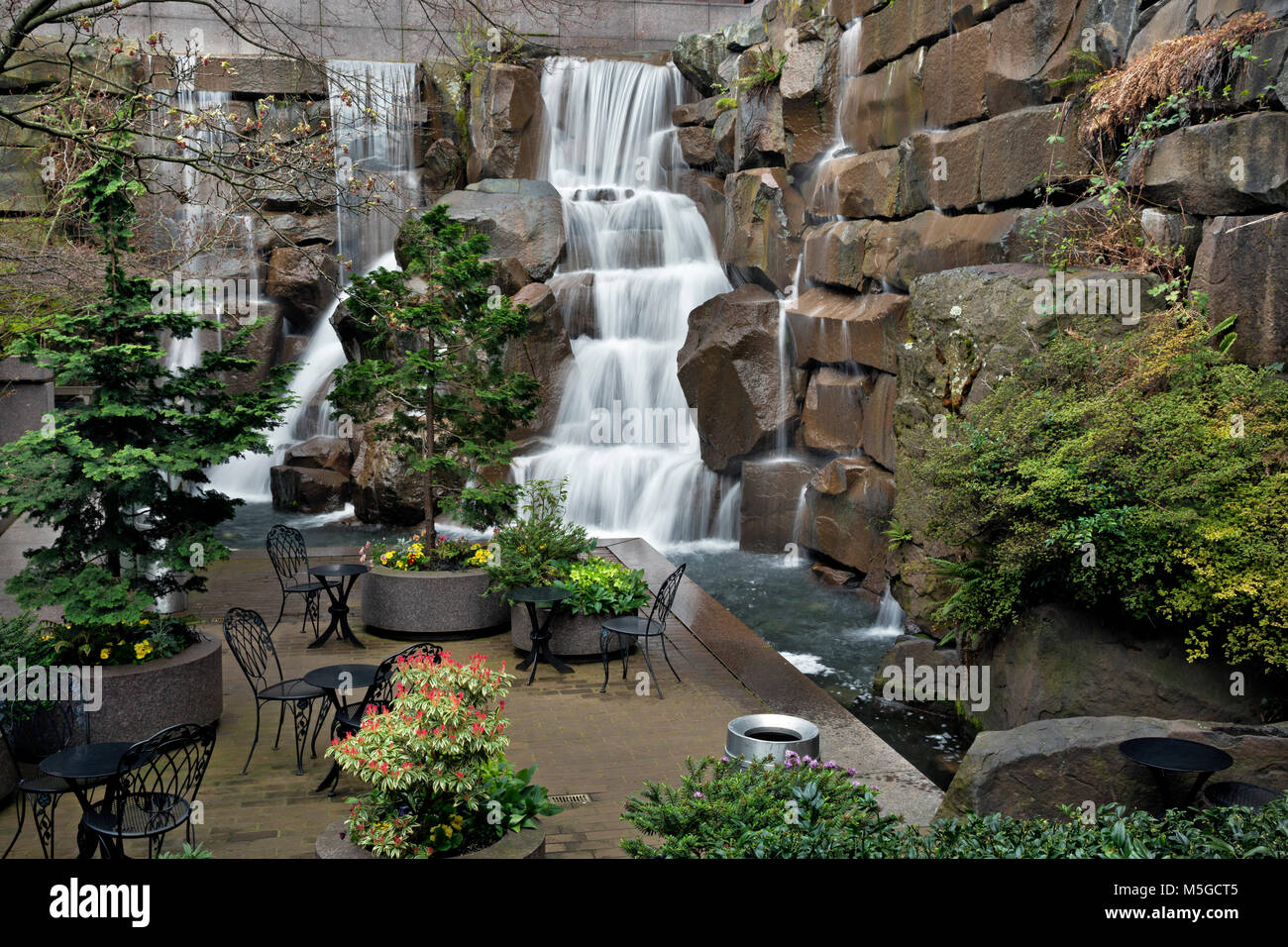 WA 13651-00 ... WASHINGTON - Der UPS (United Parcel Service), Wasserfall Park in der Pioneer Square in der Innenstadt von Seattle. Stockfoto