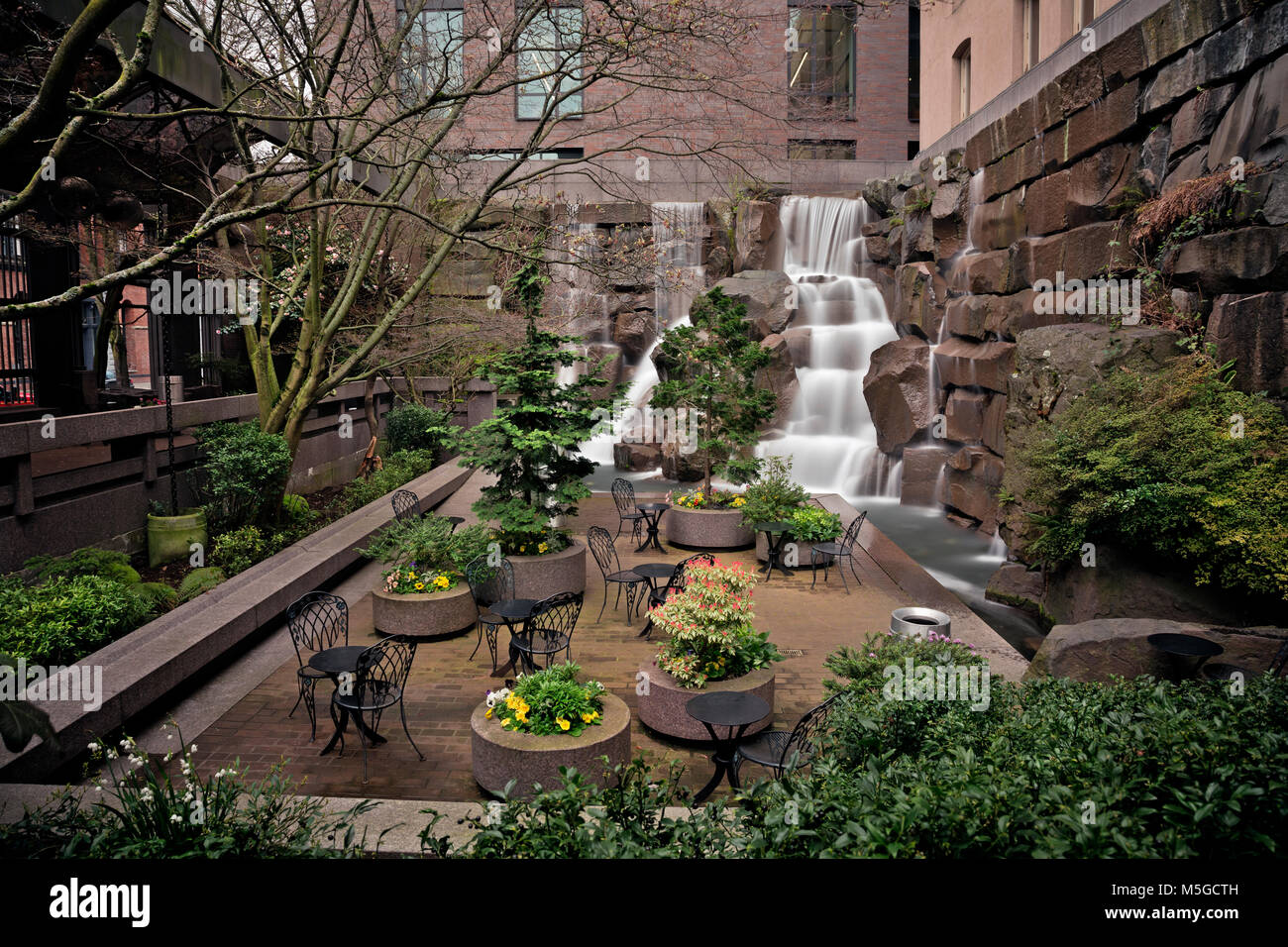 WA 13652-00 ... WASHINGTON - Der UPS (United Parcel Service), Wasserfall Park in der Pioneer Square in der Innenstadt von Seattle. Stockfoto