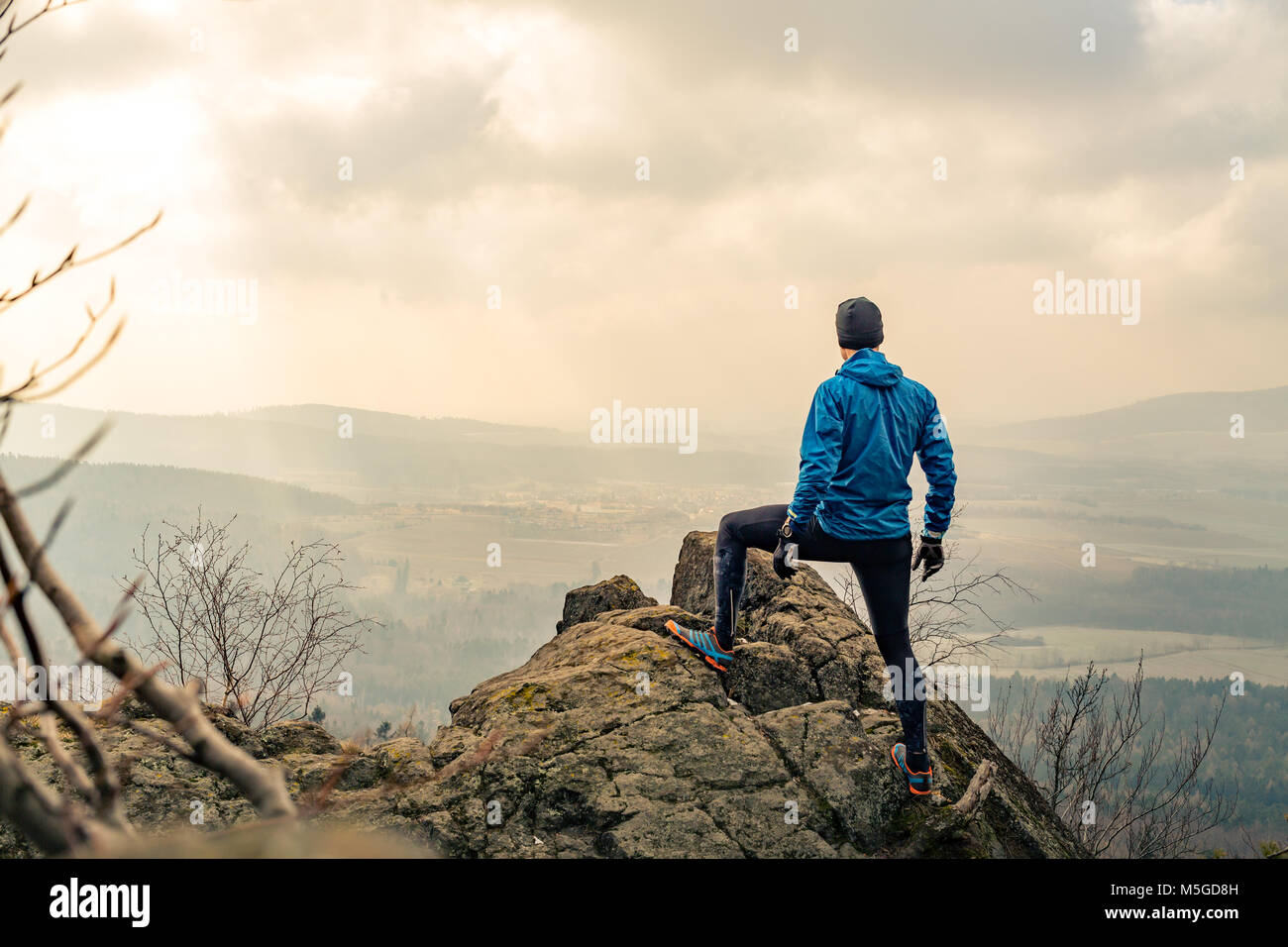 Mann in schönen inspirierenden Berge Sonnenaufgang beten oder feiern. Wanderer-Silhouette auf Berggipfel Wandern oder klettern. Auf der Suche und genießen inspira Stockfoto