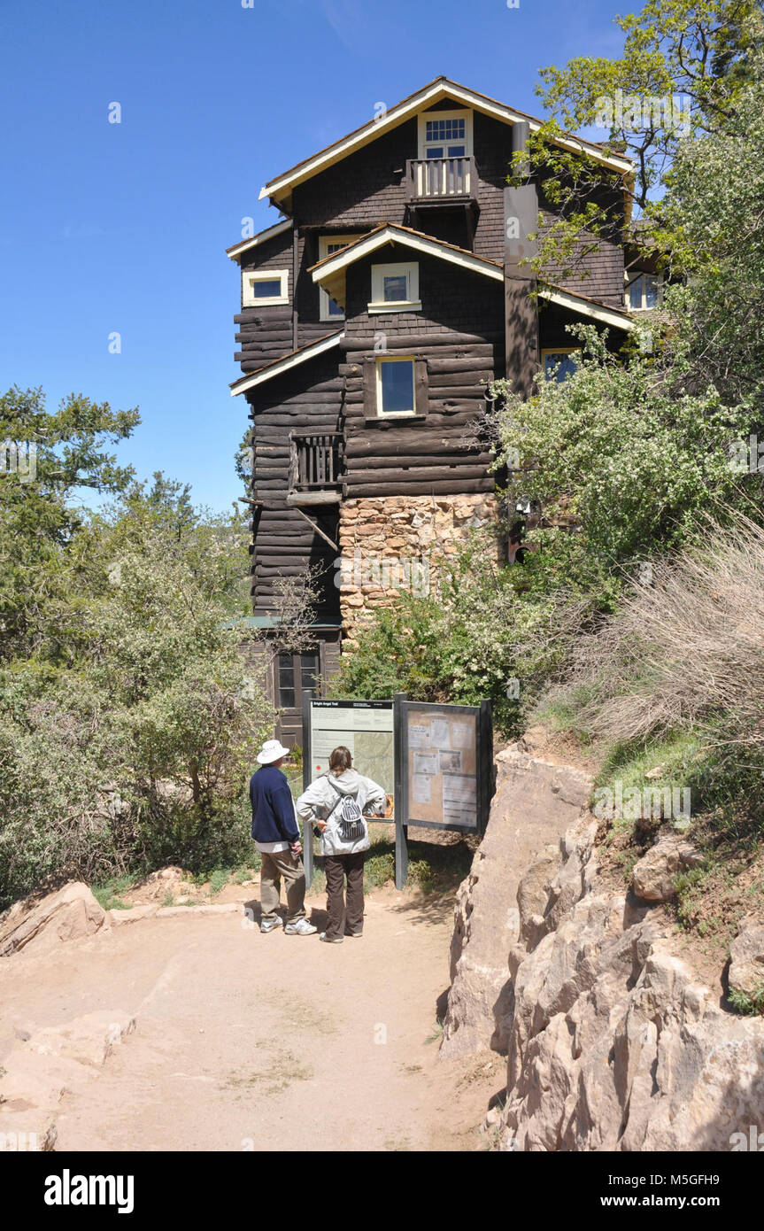 Grand Canyon National Park Kolb Studio (Foto) Grand Canyon National Park Historic District: South Rim. Kolb Studio, Richtung Westen Exposition - Bright Angel Trail Seite des Gebäudes. Ellsworth L. Kolb und Emery C. Kolb spielte eine wichtige Rolle in der frühen Entwicklung von Dienstleistungen für den Besucher zum Grand Canyon. Ellsworth und Emery kam zu dem Canyon im Jahre 1902. Ellsworth arbeitete als Portier in der Bright Angel Hotel. Die Brüder schließlich kaufte ein Fotostudio in Williams, Arizona und brachte die Geräte an den Grand Canyon. Ihr Geschäft begonnen, fotografieren Parteien gehen Stockfoto