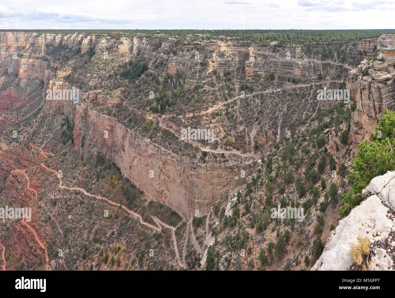 Grand Canyon National Park Nach oben Bright Angel Trail Dieses Foto zeigt etwa die ersten 2 Meilen der Bright Angel Trail, Grand Canyon Village zu zwei Meile Ecke, als aus der ersten Trailview Blick gesehen. Der Rückgang in Höhe ist rund 1.300 Fuß/400 m heutigen Bright Angel Trail näherungsweise eine Route für Jahrtausende durch die vielen Indianischen Gruppen, den Grand Canyon zu Hause haben. Seit den Bright Angel Trail in den Canyon Vom Grand Canyon Village beginnt, ist es beliebten Park Wanderweg. Gepflegt, abgestufte für Lager, mit regelmäßigen Trinkwasser und covere Stockfoto