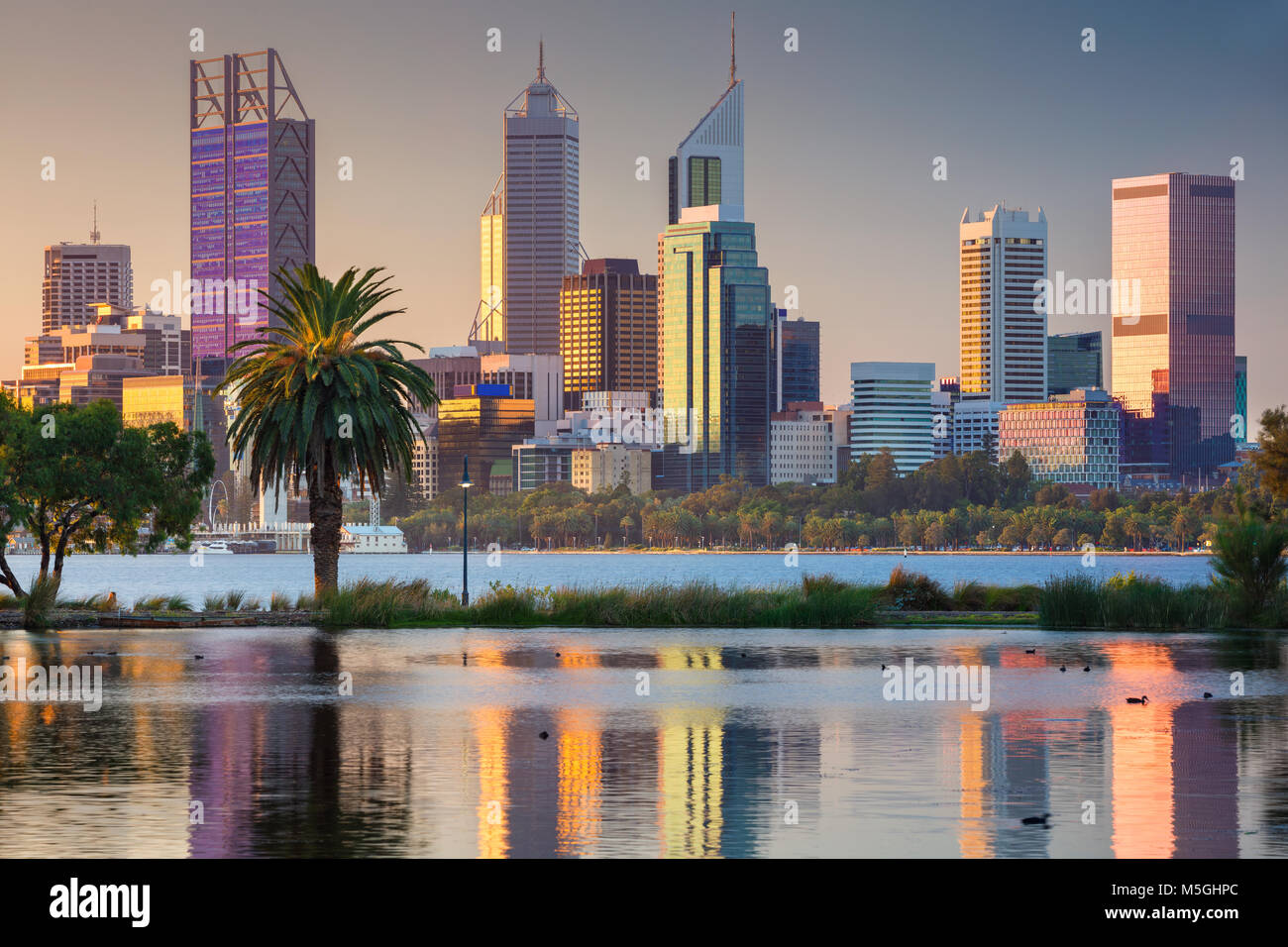 Perth. Stadtbild bild Skyline von Perth, Australien während des Sonnenuntergangs. Stockfoto