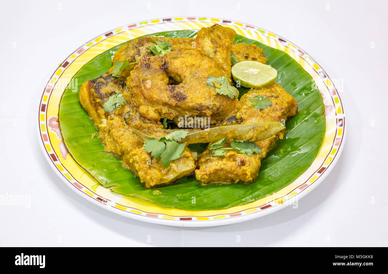 Lecker Fisch essen von Bengali Indian masala Rohu Fisch Curry im Bananenblatt mit Koriander und Zitronenscheibe serviert. Stockfoto