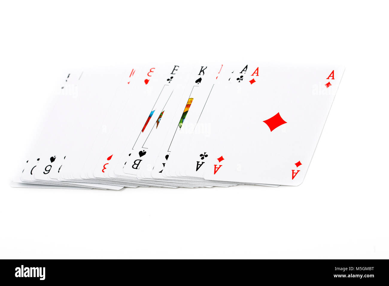 Deck von Spielkarten auf weißem Hintergrund Stockfoto