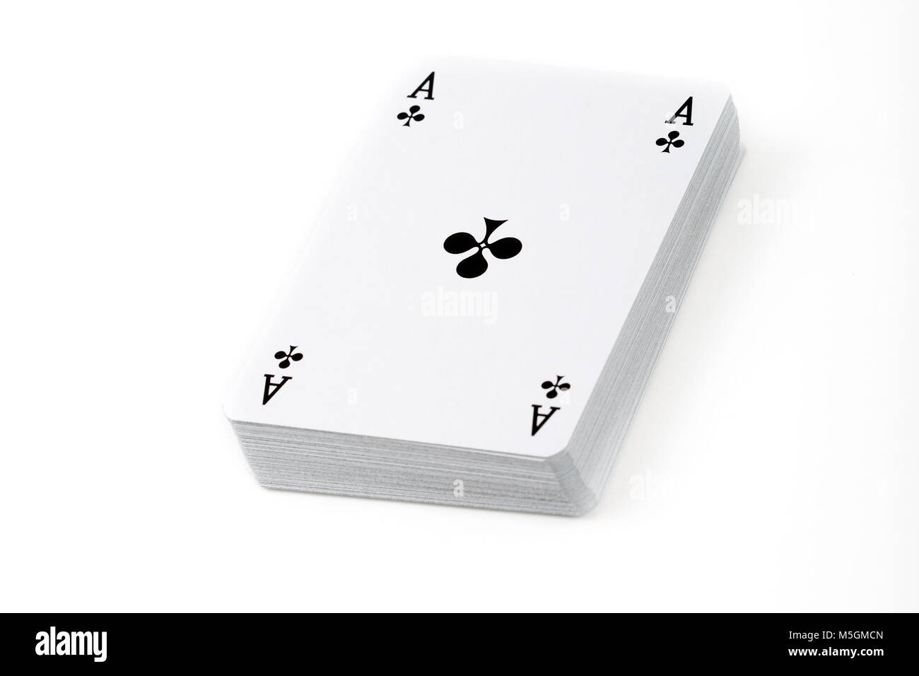 Deck von Spielkarten auf weißem Hintergrund Stockfoto