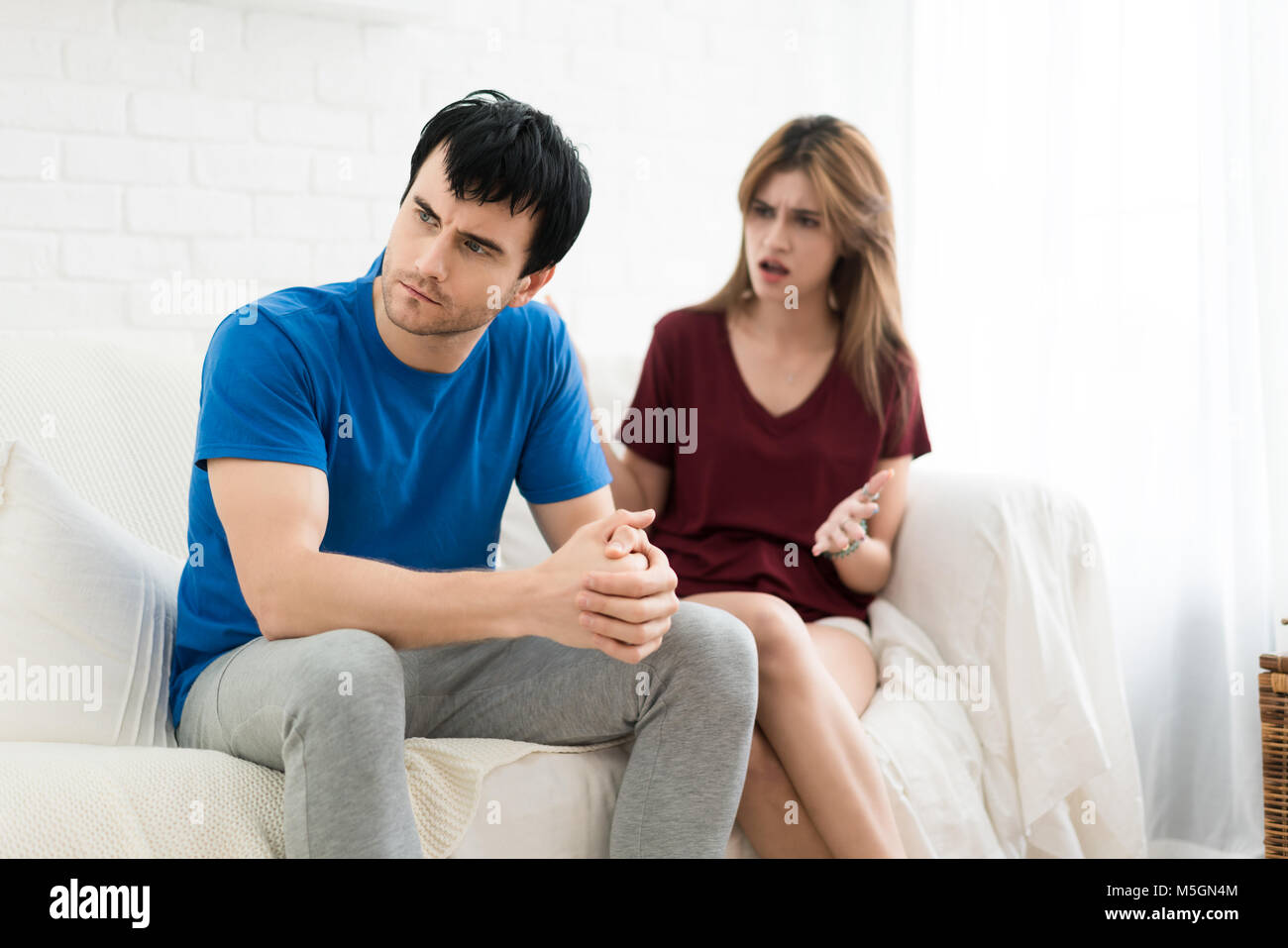 Paar argument Konflikte, schlechte Beziehungen. Wut Wut Frau schreienden Mann Stress im Haus. Stockfoto