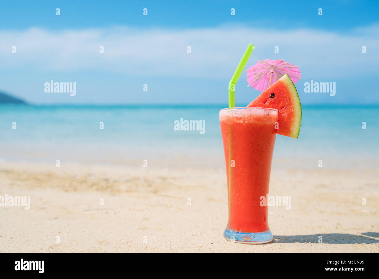 Wassermelone Cocktail auf blauen tropischen Sommer Strand in Phuket, Thailand. Sommer, Ferien, Reisen und Urlaub. Stockfoto