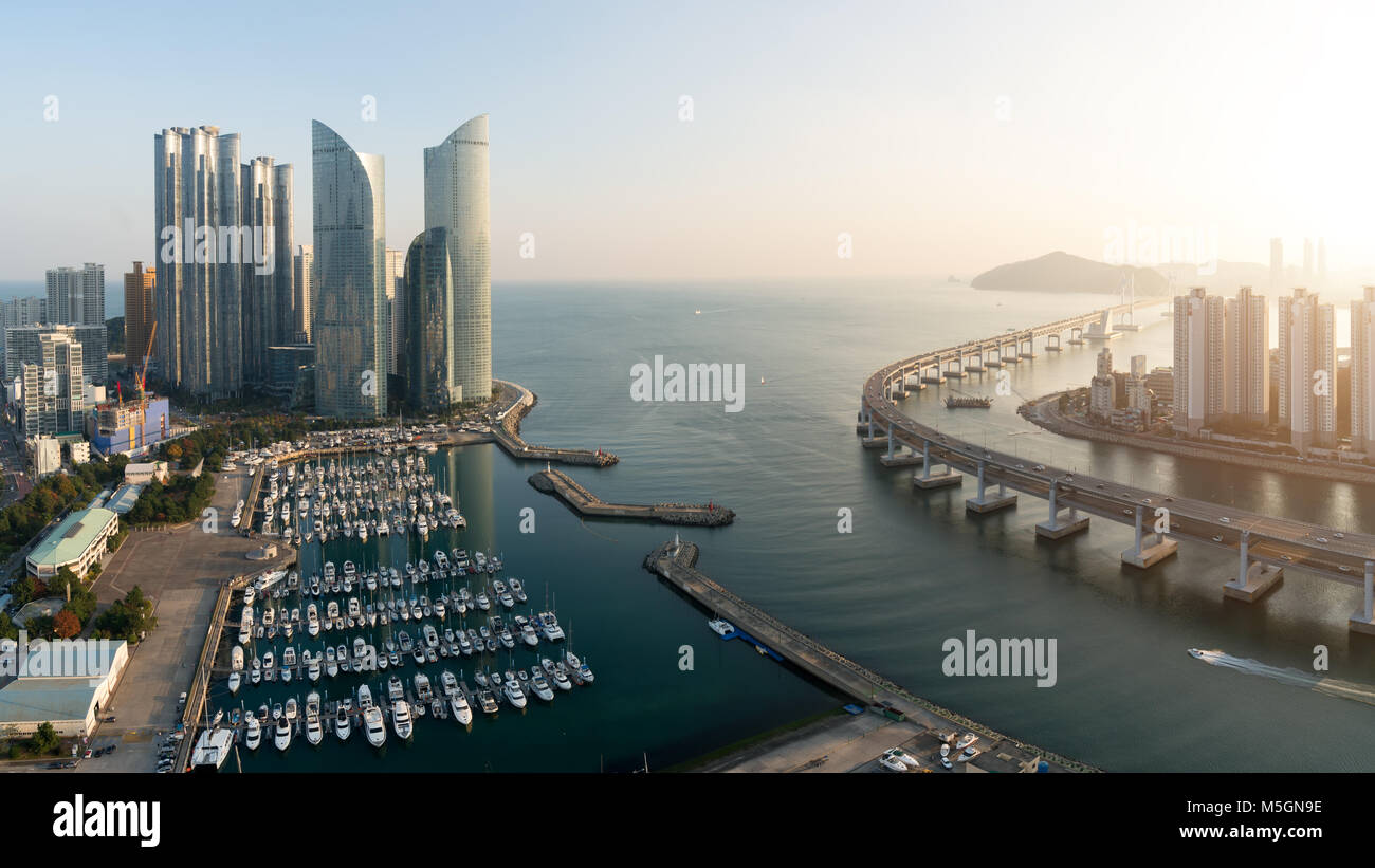 Panorama von Busan City Skyline Blick in Haeundae, gwangalli Strand mit yacht Pier in Busan, Südkorea. Stockfoto
