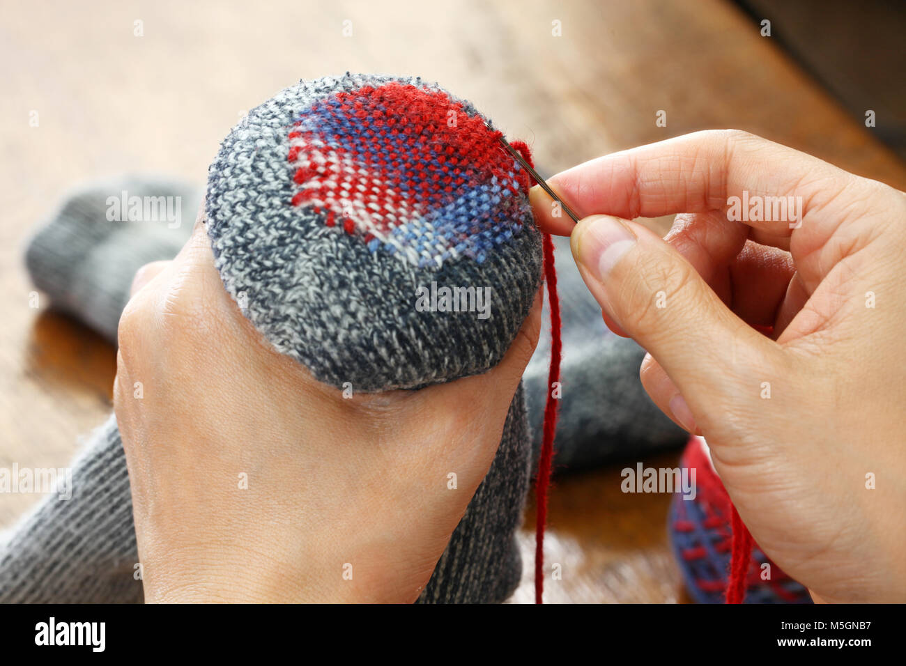 Stopf Socken, Reparatur von Löchern in den Socken Stockfoto