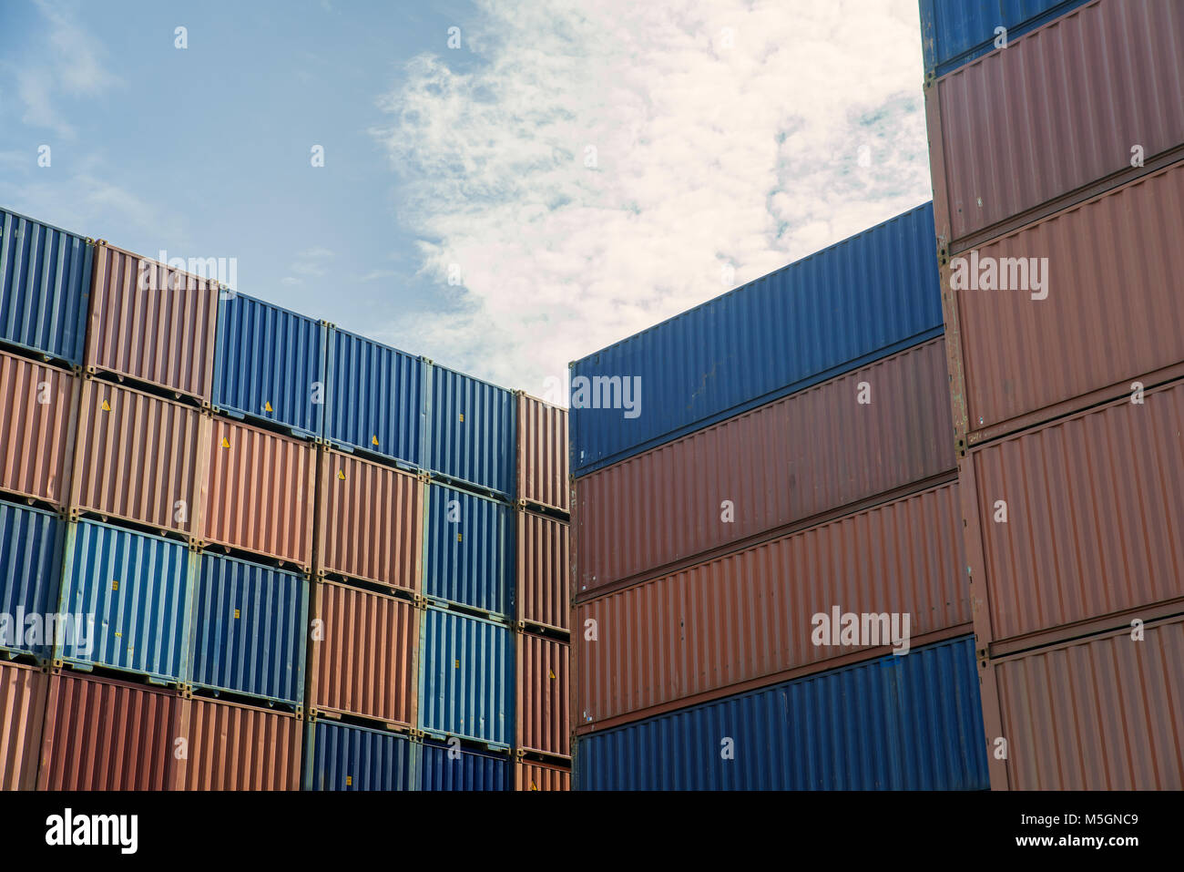 Stapel von Containern bei import und export Bereich am Hafen. Stockfoto