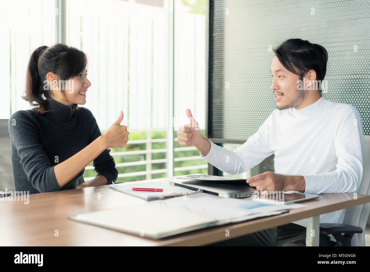 Asian Business Team Partner in Business Office thump up Nach dem erfolgreichen Geschäft. Stockfoto