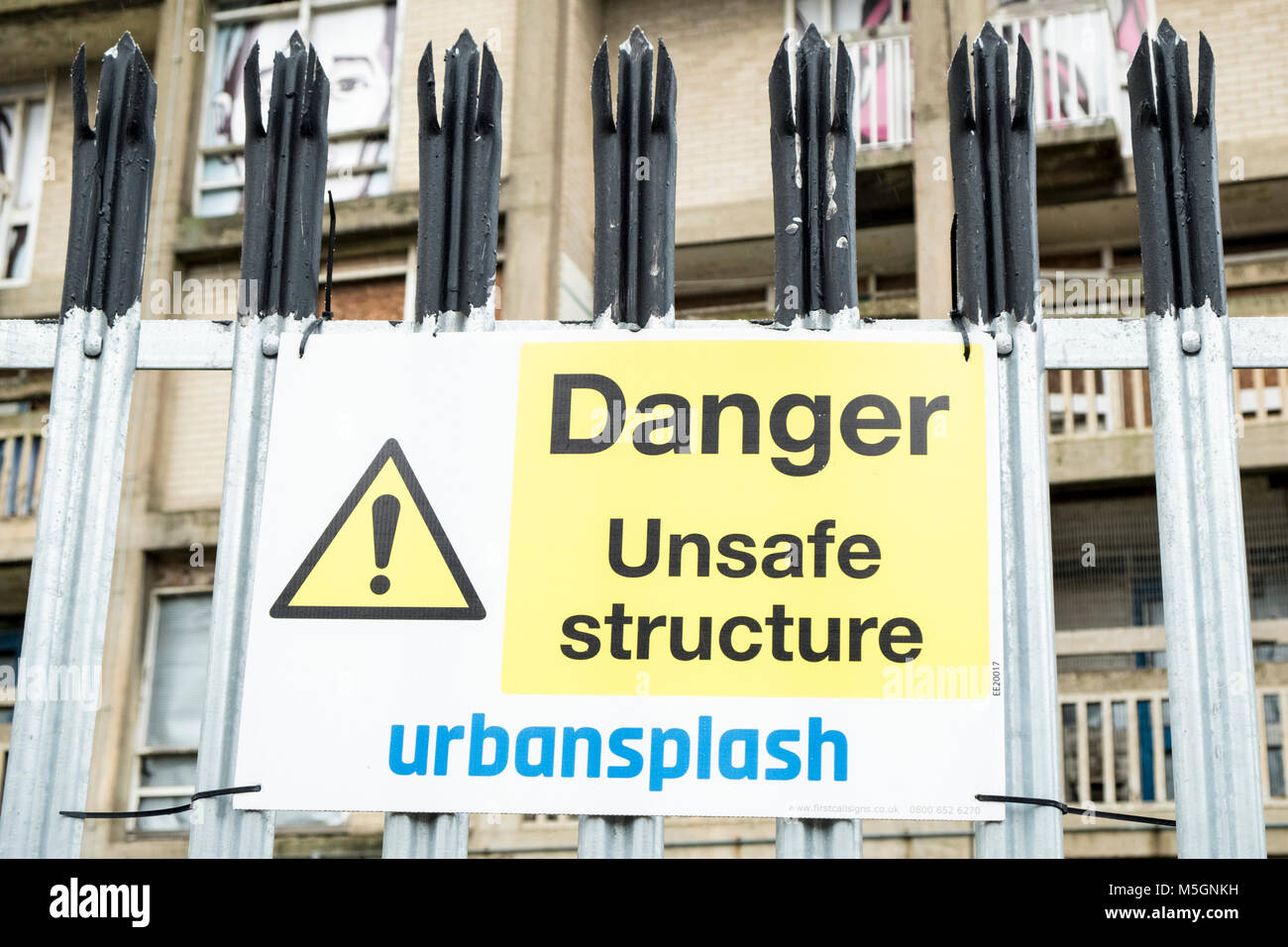 Gefahr, unsichere Struktur von Urban Splash auf Sicherheit Fechten mit Gebäude hinter, die als unsicher gewesen, Park Hill, Sheffield, Großbritannien Stockfoto