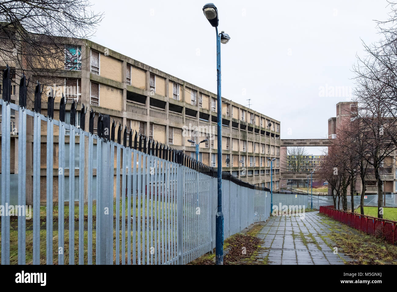 Sicherheitszaun rund um einen Abschnitt der Park Hill Wohnungen, dass unsichere erklärt wurde. Park Hill, Sheffield, England, Großbritannien Stockfoto