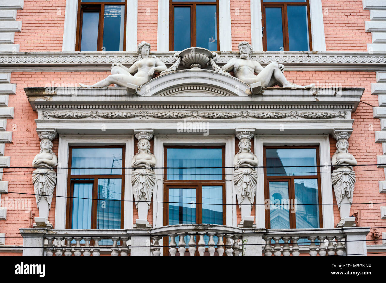 Schnitzereien am Gymnasium Nr. 2 High School Gebäude aus dem späten 19. Jahrhundert, Holovna Street, Czernowitz, Region Bukowina, in der Ukraine Stockfoto