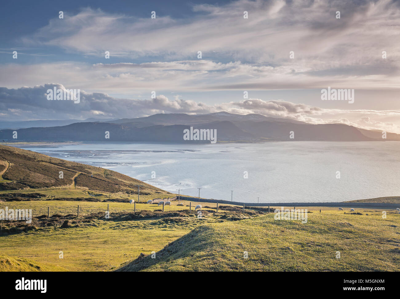 Blick von der Spitze des Great Orme über die Bucht von Llandudno und Snowdonia Hügel. North Wales in Großbritannien Stockfoto