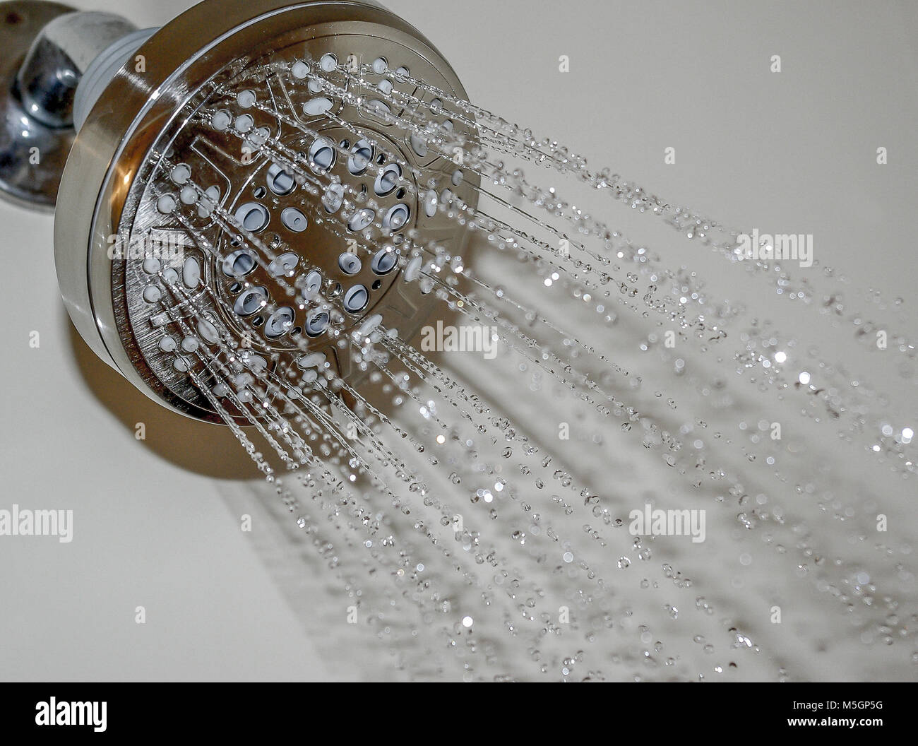 Nahaufnahme der Sprühkopf Dusche mit Wassertropfen Stockfoto