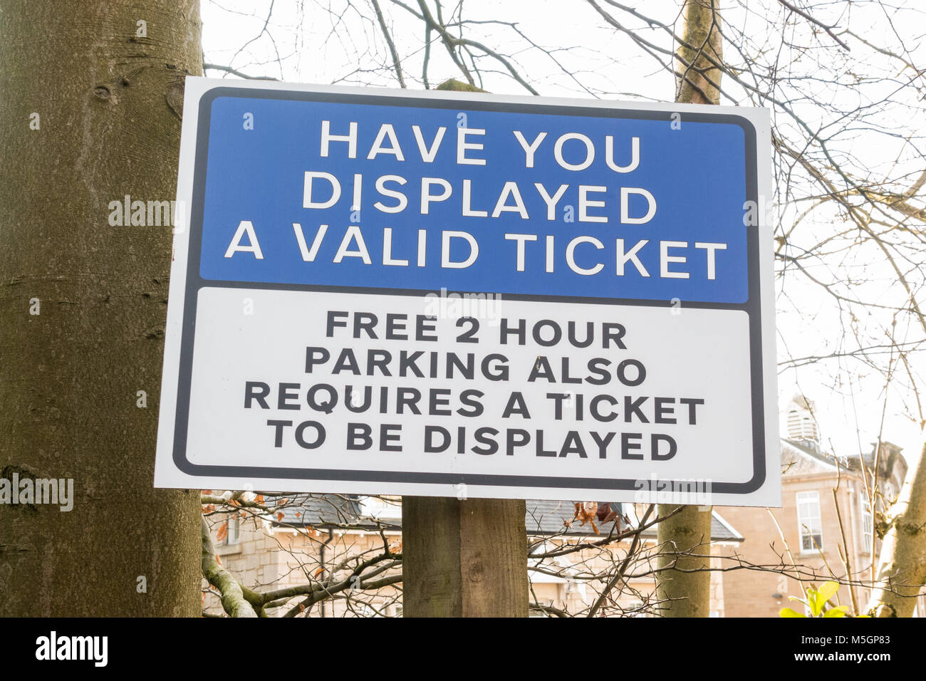 Anmelden Warnung, dass ein Ticket für die kostenlose Parkplätze - Bearsden, Glasgow, Schottland, Großbritannien erforderlich ist. Stockfoto