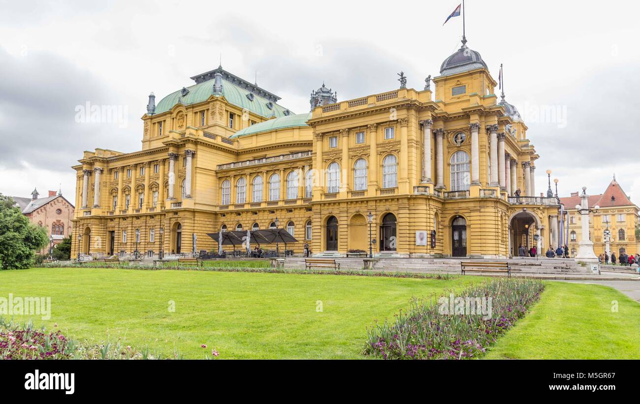 Streetview mit Nationaltheater in Zagreb, Kroatien. Stockfoto