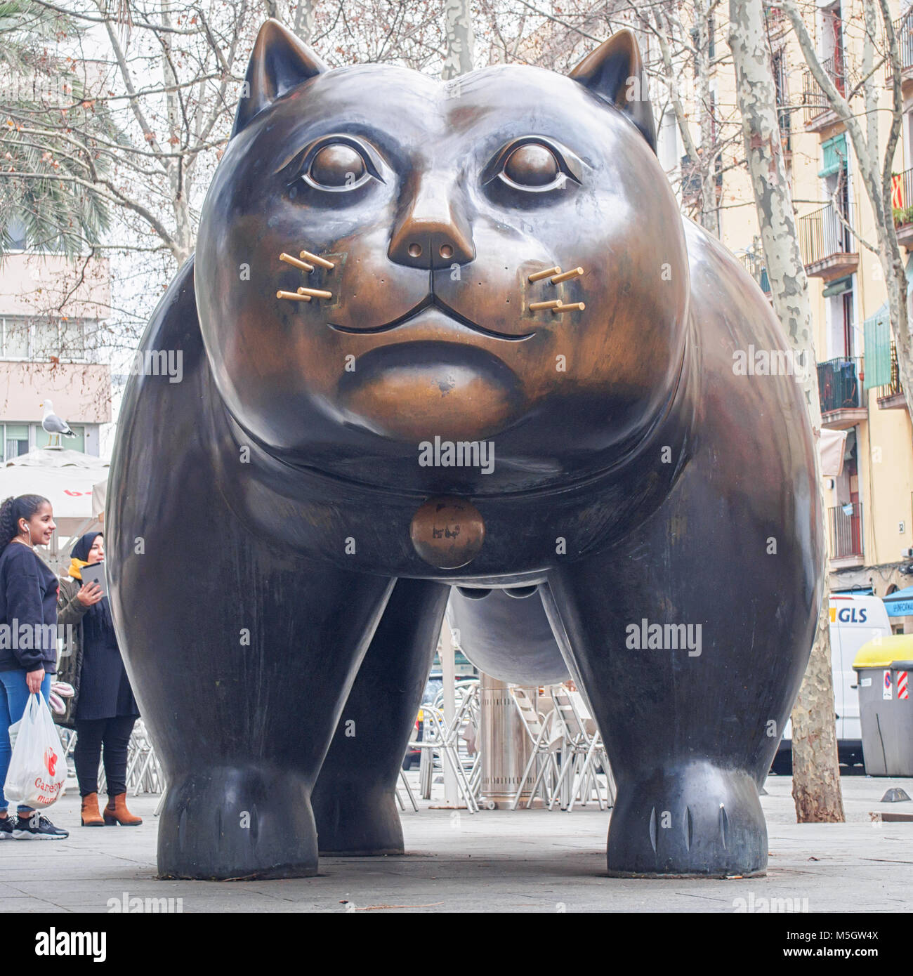 BARCELONA, SPANIEN - 17. FEBRUAR 2018: Skulptur von Fernando Botero "El Gato" ("Die Katze") im Stadtteil Raval Stockfoto