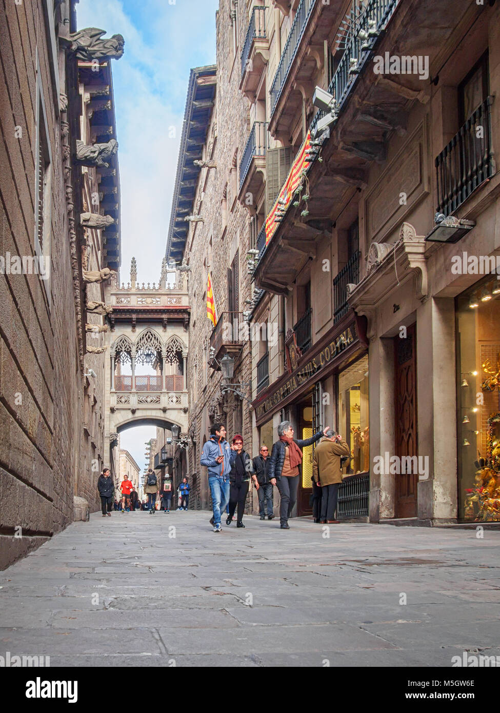 BARCELONA, SPANIEN - 17. FEBRUAR 2018: die schmale Straße Carrer del Bisbe im gotischen Viertel. Stockfoto