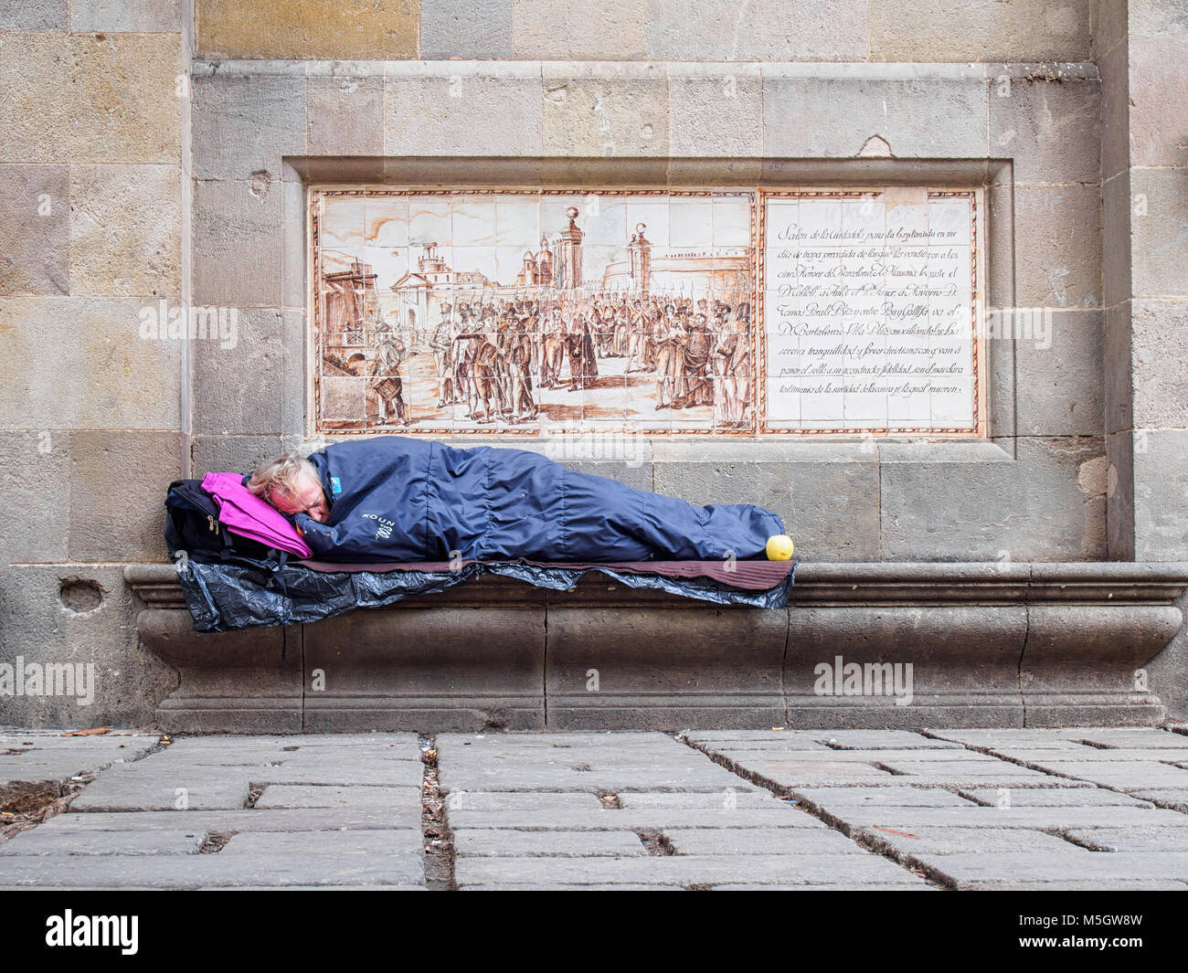 BARCELONA, SPANIEN - 17. FEBRUAR 2018: Obdachlosen schläft auf der Straße des gotischen Viertels Stockfoto