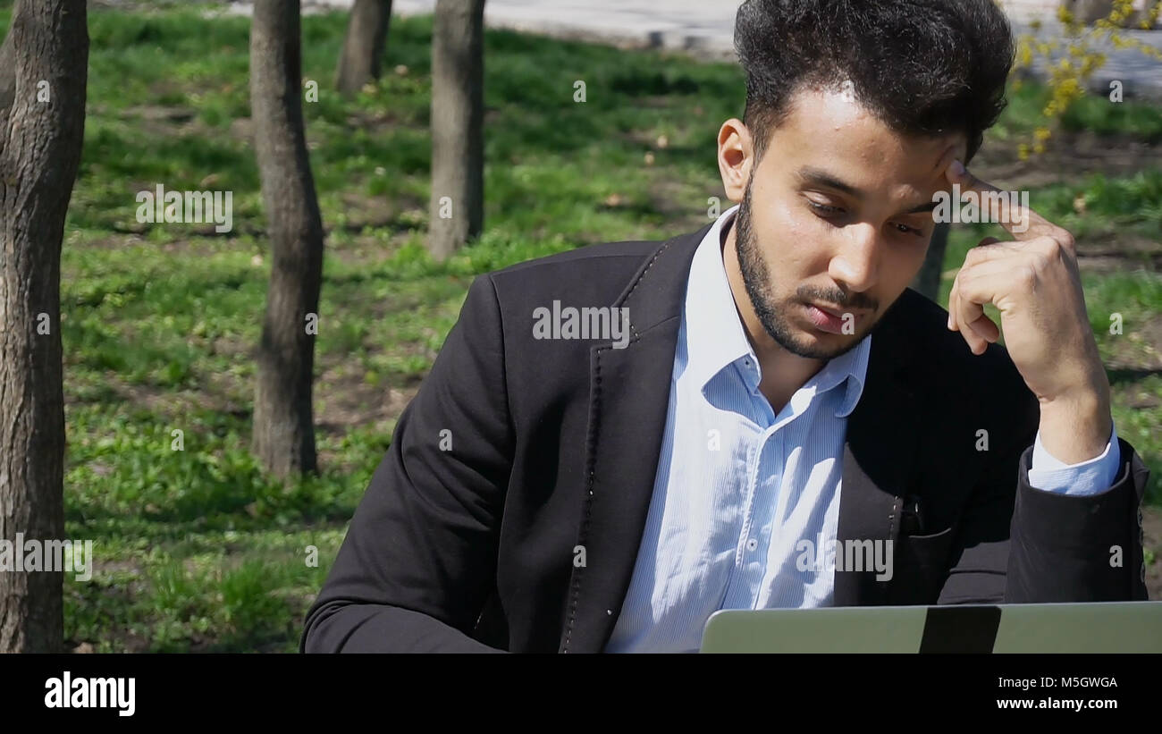 Collectorlooking für antike Münzen auf Internet Laptop. Stockfoto