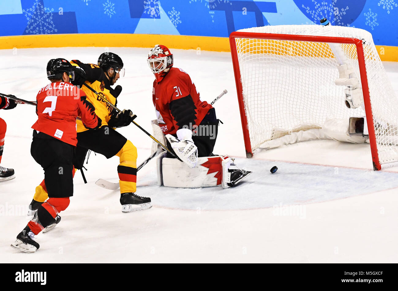 Gangneung, Südkorea. 23 Feb, 2018. Deutschlands Yasin Ehliz (42) Herausforderungen der Kanadischen Torhüter Kevin Poulin (31) im Ice die Men's Hockey Halbfinale am Kwandong Hockey Centre in Tainan, Südkorea, 23. Februar 2018. Credit: Peter Kneffel/dpa/Alamy leben Nachrichten Stockfoto