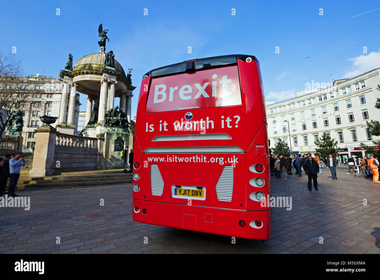 Liverpool, Großbritannien. 23. Februar 2018. Anti-Brexit Mitkämpfer Big Red Bus kommt in Derby Sq Liverpool. "Ist es das wert?"-Kampagne behauptet, die Kosten für die Ausreise aus der EU mit 2.000 m pro Woche £. Lokale MP Louise Ellman war einer der Gastredner. Credit: Ken Biggs/Alamy Leben Nachrichten. Stockfoto