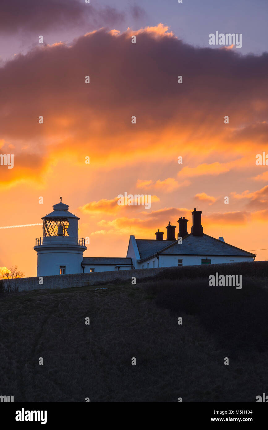 Swanage, Dorset, Großbritannien. 23. Februar 2018. UK Wetter. Einen spektakulären Sonnenuntergang den Tag über Anvil Point Lighthouse in Durlston Country Park in Swanage auf der Dorset Jurassic Coast zu beenden. Foto: Graham Jagd-/Alamy Leben Nachrichten. Stockfoto