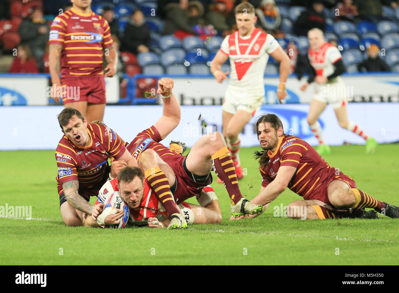 Huddersfield, Großbritannien. 23 Feb, 2018. John Smiths Stadion, Huddersfield, England; Betfred Super League Rugby, Huddersfield Riesen gegen St Helens; Alex Walmsley von St Helens geht über für einen Versuch der Credit: Aktuelles Bilder/Alamy leben Nachrichten Stockfoto