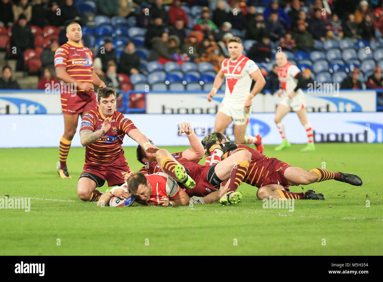 Huddersfield, Großbritannien. 23 Feb, 2018. John Smiths Stadion, Huddersfield, England; Betfred Super League Rugby, Huddersfield Riesen gegen St Helens; Alex Walmsley von St Helens geht über für einen Versuch der Credit: Aktuelles Bilder/Alamy leben Nachrichten Stockfoto