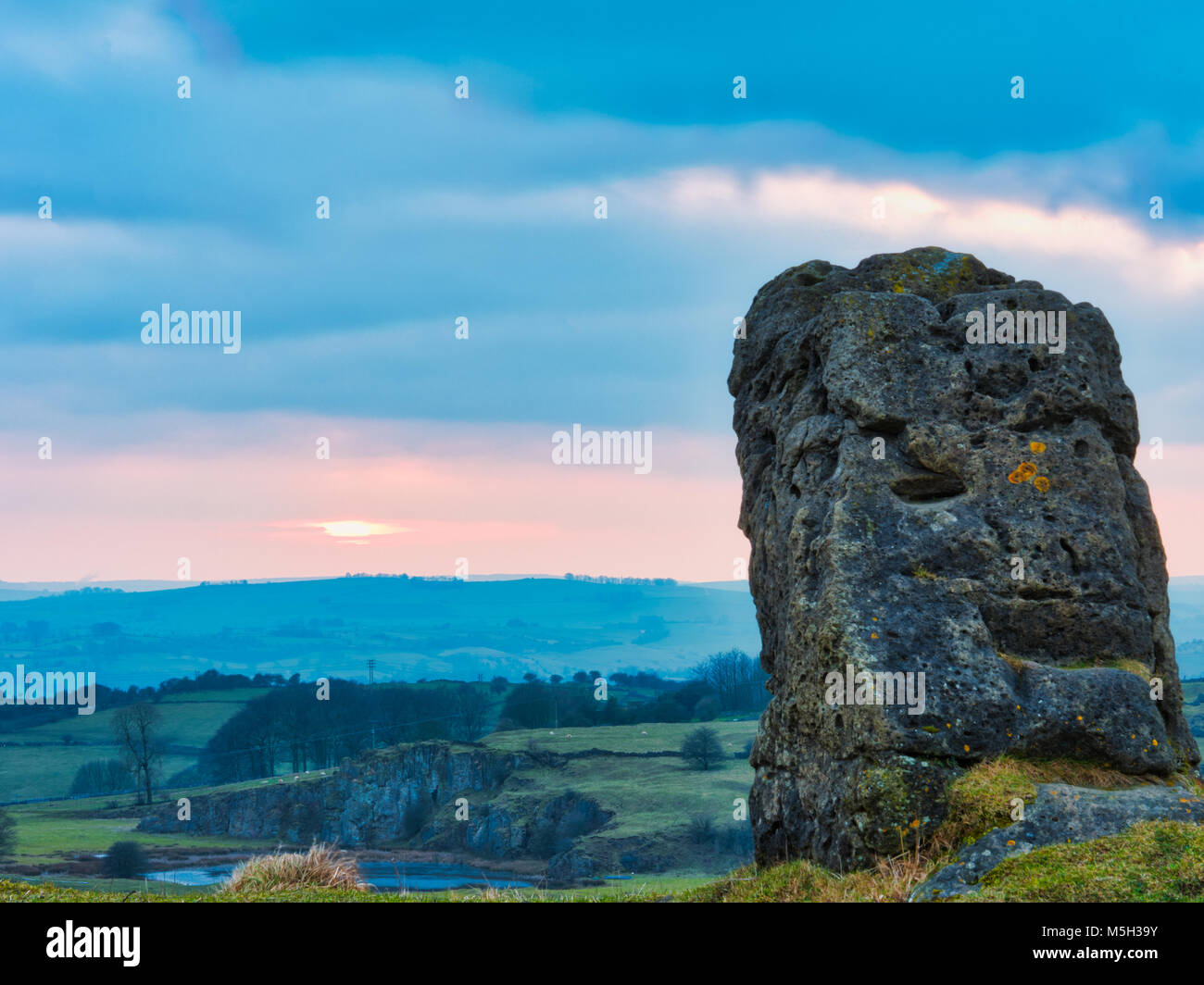 Harborough Felsen, Derbyshire. 23 Feb, 2018. UK Wetter Sonnenuntergang am Harborough Felsen in der Nähe von Brassington & High Peak Trail, Derbyshire, Peak District National Park Credit: Doug Blane/Alamy leben Nachrichten Stockfoto