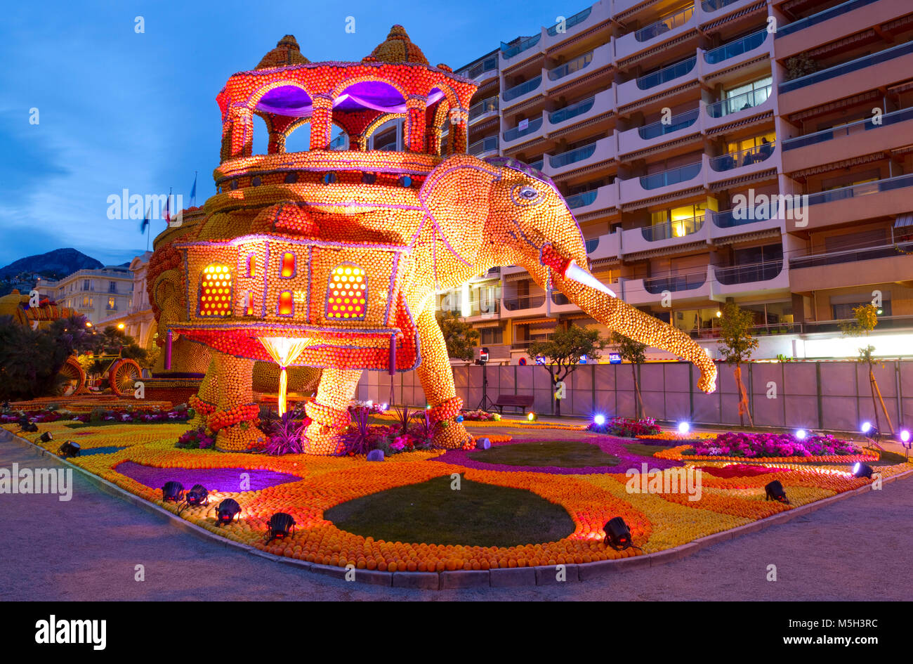 Menton, Frankreich. 23 Feb, 2018. Menton, Frankreich - 23. Februar 2018: 85e Fete du Citron/85 Lemon Festival in Menton: Bollywood/Bioves Garten, Jardin Bioves Nachtaufnahmen/Blaue Stunde Quelle: dpa/Alamy leben Nachrichten Stockfoto