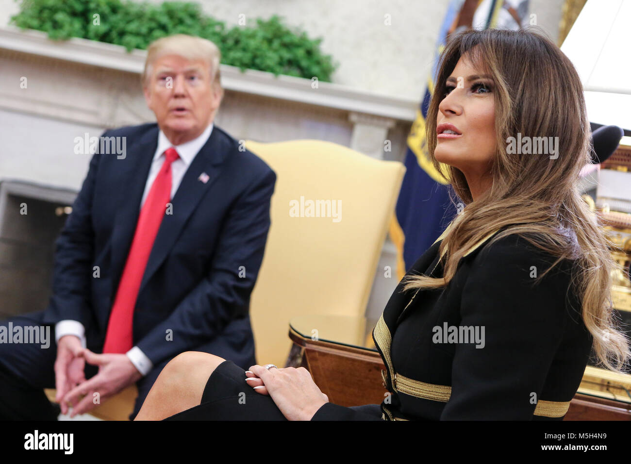 Präsidenten der Vereinigten Staaten Donald Trump und First Lady Melania Trump, grüße Premierminister Malcolm Turnbull und seiner Frau Lucy Turnbull von Australien im Oval Office des Weißen Hauses am Februar 23, 2018, Washington, DC Quelle: Oliver Contreras/Pool über CNP/MediaPunch Stockfoto