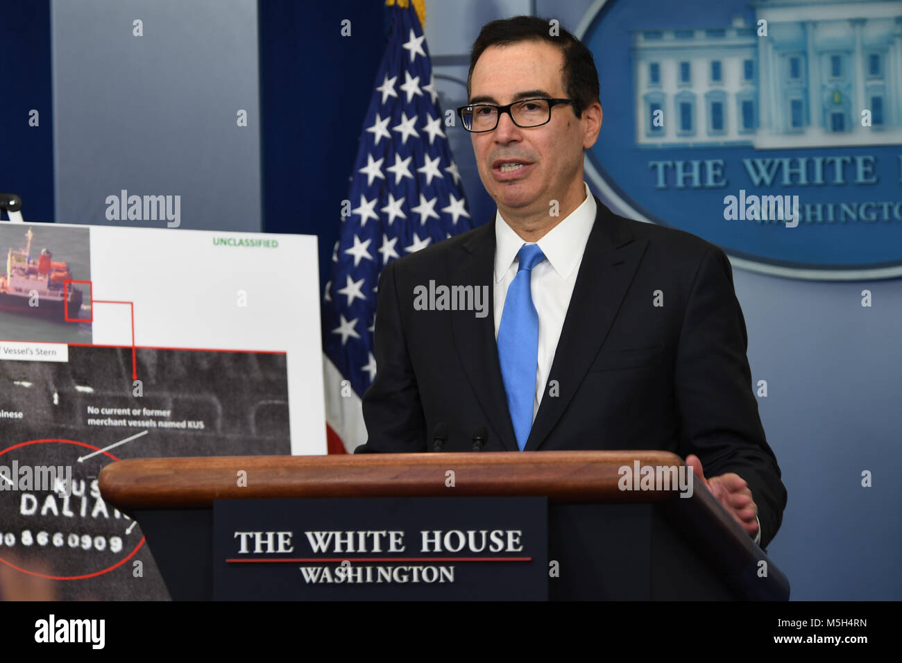 Washington, District of Columbia, USA. 23 Feb, 2018. 2/23/18 - Das Weiße Haus - Washington DC. Finanzminister Steve Mnuchin spricht mit den Medien über die Nordkorea Sanktionen im Briefing Room des Weißen Hauses. Fotos: - ImageCatcher News Credit: Christy Bowe/Kugel Fotos/ZUMA Draht/Alamy leben Nachrichten Stockfoto