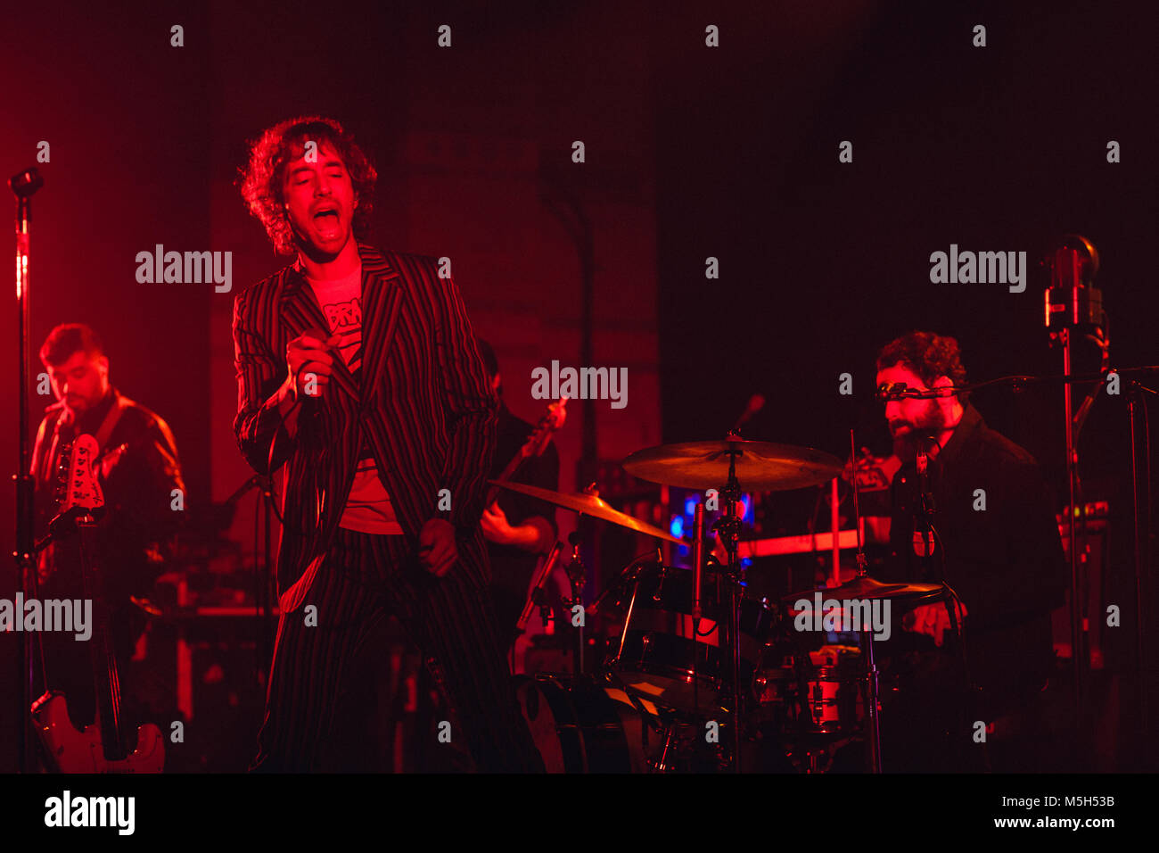 Cambridge, Vereinigtes Königreich. 23. Februar, 2018. Albert Hammond jr führt live Unterstützung von Franz Ferdinand an der Corn Exchange, Cambridge. Richard Etteridge/Alamy leben Nachrichten Stockfoto