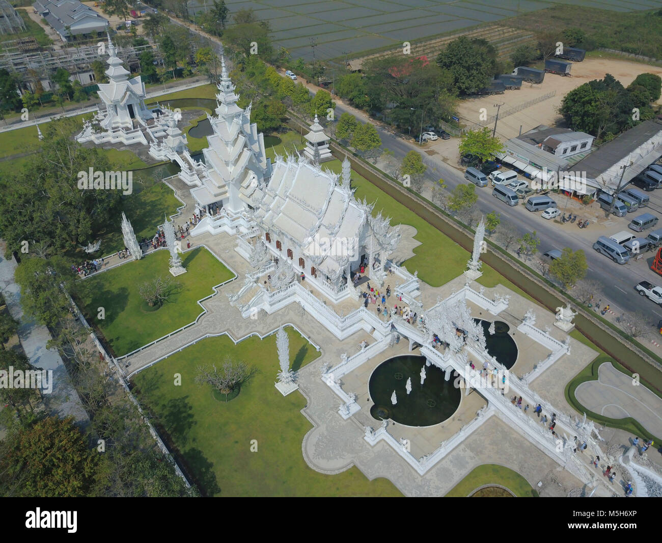 Chiang Rai, Chiang Rai, China. 24 Feb, 2018. Chiang Rai, Thailand-February 2018: Der Wat Rong Khun, besser als der Weiße Tempel bekannt, ist einer von Chiang Rai am besten besuchten Attraktionen in Thailand. Der Wat Rong Khun wurde von chalermchai Kositpipat, einem berühmten Thailändischen bildende Künstler entworfen. Credit: SIPA Asien/ZUMA Draht/Alamy leben Nachrichten Stockfoto