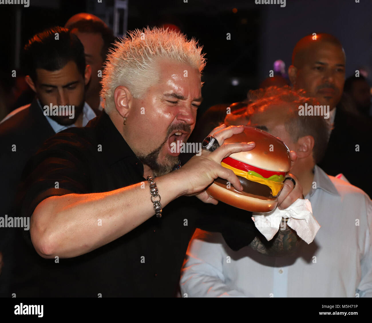 MIAMI BEACH, FL - 23. Februar: Chef Guy Fieri hosts Burger Bash Bash durch Schweid & Söhne vorgelegt am 23. Februar 2018 in Miami Beach, Florida, Leute: Guy Fieri Stockfoto