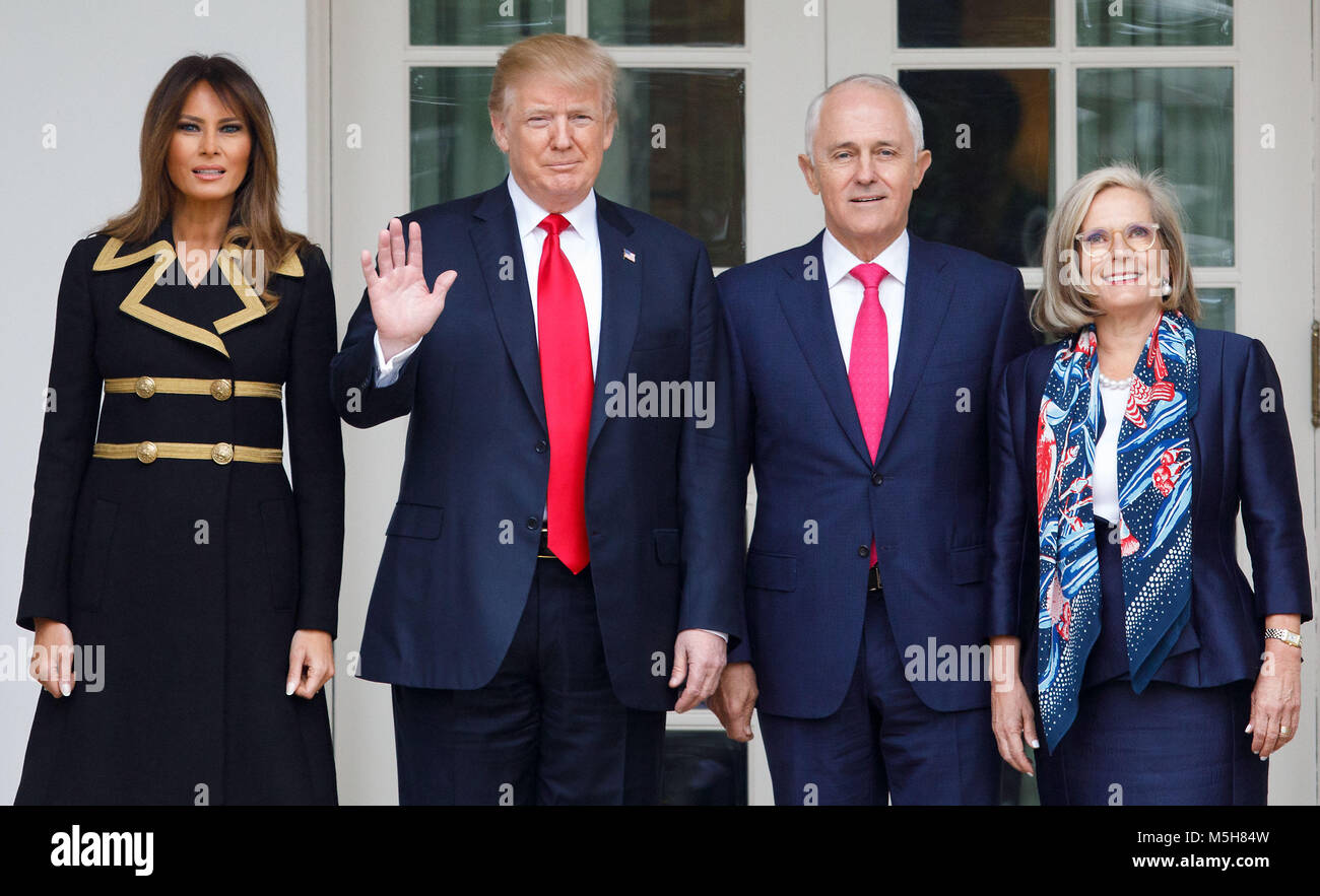 Washington, DC, USA. 23 Feb, 2018. Us-Präsident Donald Trump (2 L) und die erste Dame Melania Trump (1 L) posieren für ein Foto mit dem australischen Premierminister Malcolm Turnbull (2. R) und seine Frau Lucy Turnbull im Weißen Haus in Washington, DC, USA, Nov. 23, 2018. Us-Präsident Donald Trump am Freitag traf sich mit Besuch der australische Premierminister Malcolm Turnbull hier auf eine engere wirtschaftliche und sicherheitspolitische Beziehungen zwischen den beiden Ländern. Credit: Ting Shen/Xinhua/Alamy leben Nachrichten Stockfoto