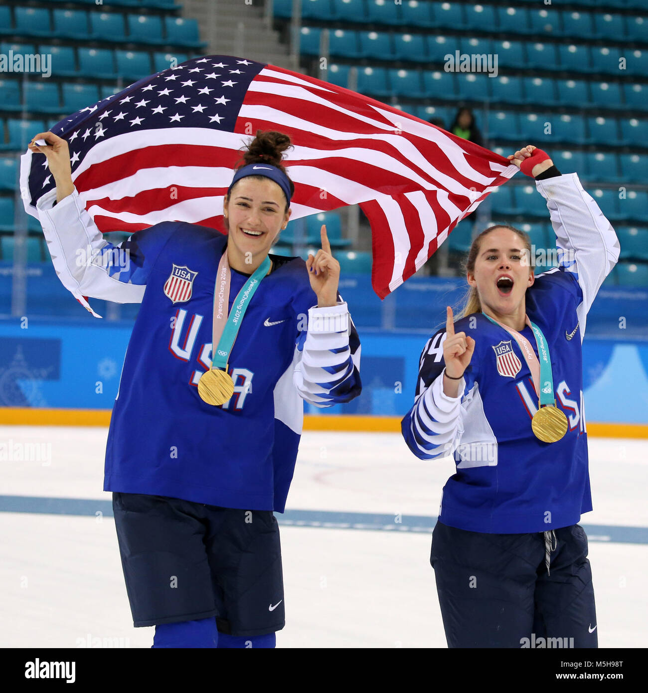 Gangneung, Südkorea. 22 Feb, 2018. (L - R) MEGAN KELLER und DANI CAMERANESI feiern mit den USA Team nach dem Gewinn der Eishockey: Women's Gold Medaille Spiel gegen Kanada an Gangneung Hockey Centre während der Olympischen Spiele 2018 Pyeongchang. Credit: Jon Gaede/ZUMA Draht/Alamy leben Nachrichten Stockfoto